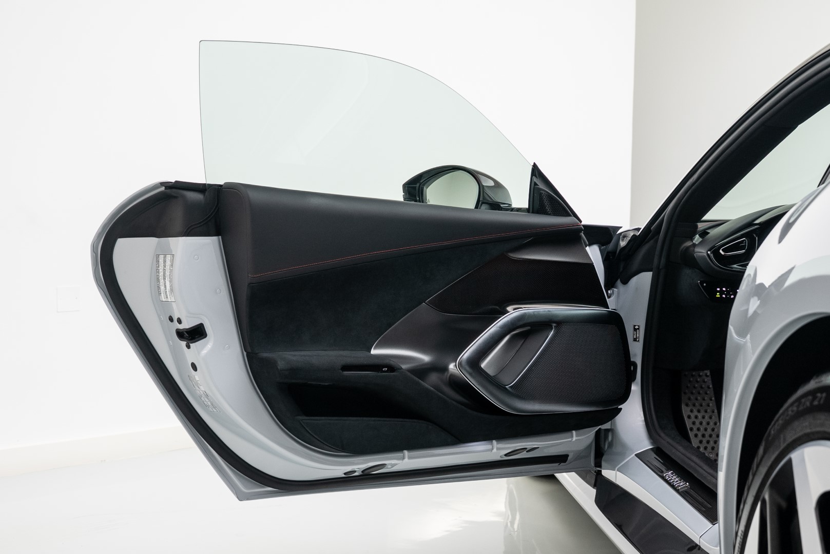 2025 FERRARI 12 CILINDRI. 7 YEARS MAIN DEALER SERVICE. FULL CARBON EXTERIOR. CUSTOM SPECIFICATIONS.